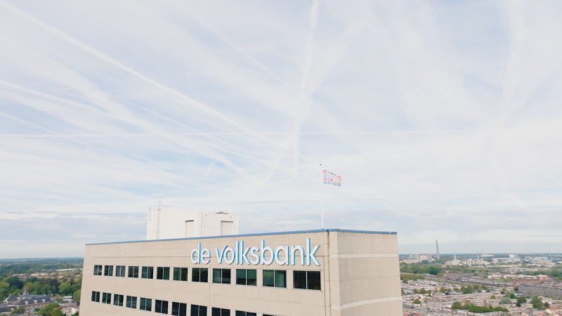 Opinie: Lever de Volksbank niet uit aan de grillen van de beurs, maar behoud haar prachtige missie